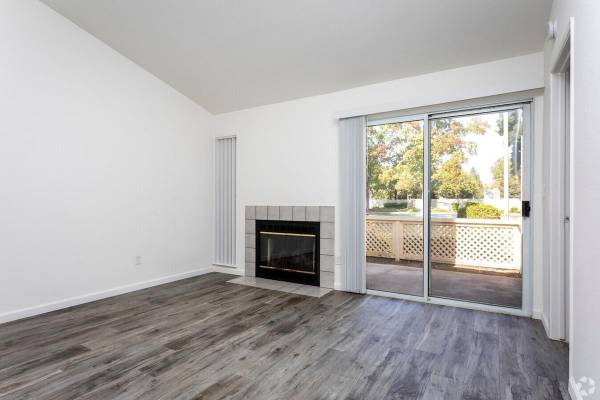 $1,845 / 2br - 998ft2 - Walk-In Or Reach-In Closets, Business Center, Full-Sized Washer/Dryer (Located in Northwest Fresno, Fig Garden loop district.)63798509806721124