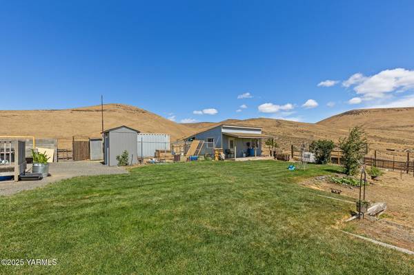 $469,900 / 4br - 1988ft2 - Scenic 4BD 2BA property with land (Yakima)64319760595330120