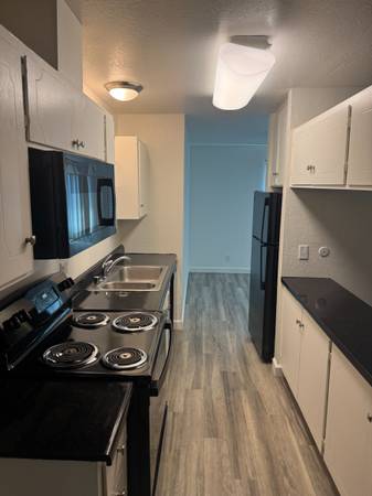$2,250 / 1br - 810ft2 - Looking for a break? 1 BDRM 1 BATH w/ a Den. Little piece of heaven (san leandro)63695804222721121
