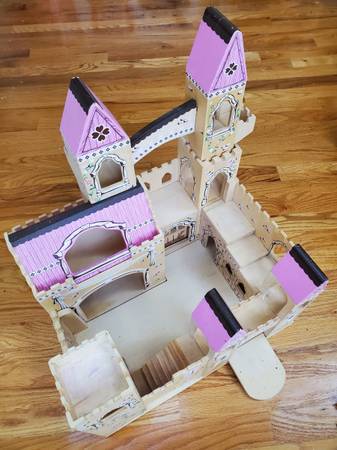 Melissa y Doug castillo y figuras Playmobile - $25 (Old Town Alexandria)63471013278851123