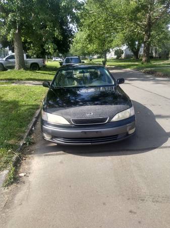1999 ES 300 Lexus totalmente equipado, funciona muy bien, limpio..1000 HOY SOLAMENTE - $1 (área de Redford)63622115202689120
