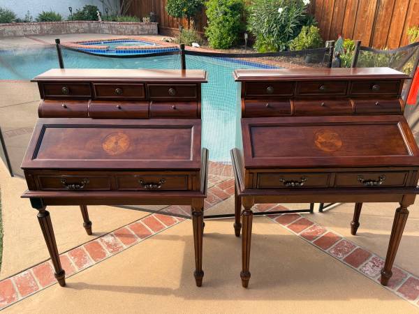Resolute Desks 1