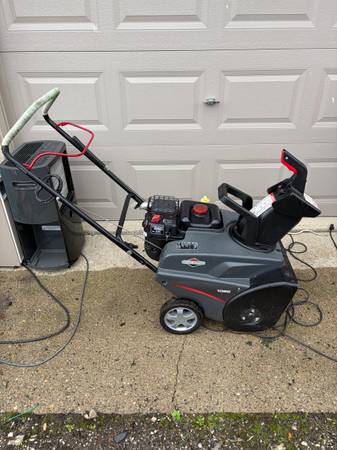 BRIGGS & STRATTON SNOW BLOWER $176 1