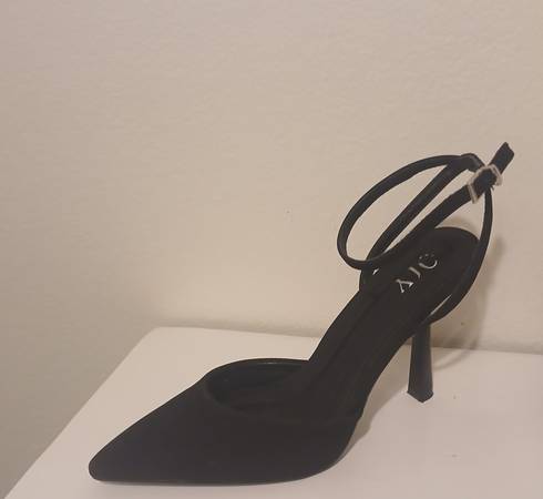 2 Ladies Stylish Heels - $25 (Inland Empire)63470631009793123