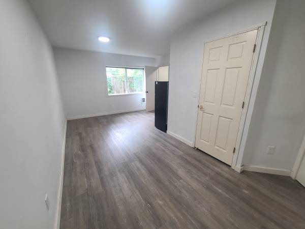 $750 --All Utilities & WiFi included - student and early career atmosphere (SE Portland)63914855905282121