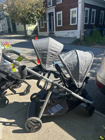 1 Double Stroller Graco. 1