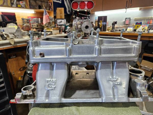 Weiand Team G Super Ram / Tunnel Ram SBC 1