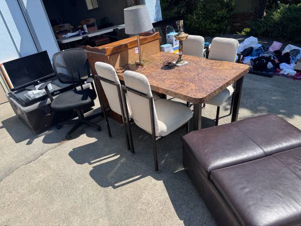 Dining table with extension leafs and 4 chairs 1