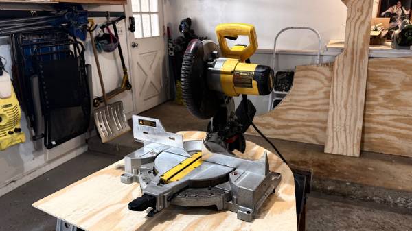 Dewalt 10" Miter Saw (DW713) 1