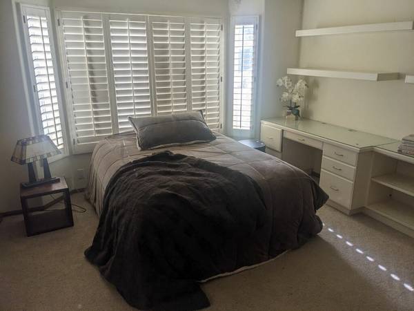 $1,095 / 1br - Mansion in Gated Community Room Available - Country Club living :) (Palm Desert)63758591728003120
