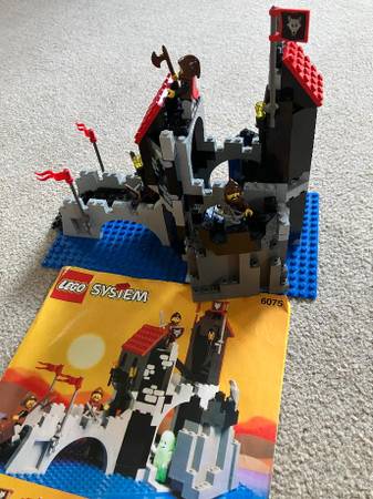 LEGO: Wolfpack Tower (Set 6075 - 1992) 1