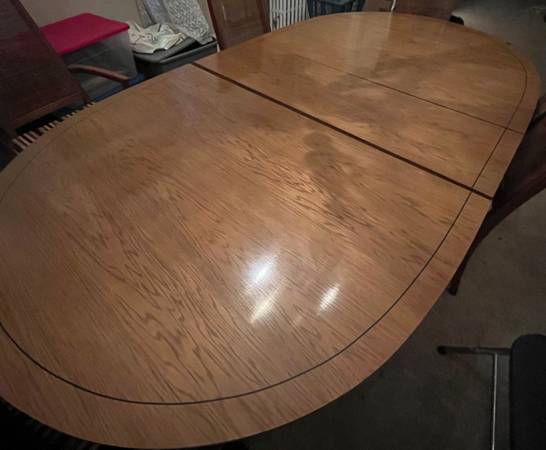 Dining Room Table and 6 chairs 1