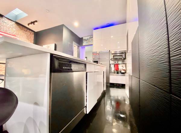 $3,200 / 2br - ✨ Bed-Stuy Stunner! 2BR • Skylights (Brooklyn)63850121275523124
