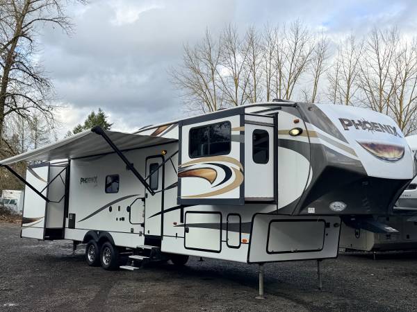 2018 FOREST RIVER PHOENIX 41' --- FRONT LIVING ROOM --- 1