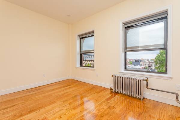 $2,612 / 1br - Old School Prime Crown Heights 1BR with In-Unit Laundry (Crown Heights)63661238775555124