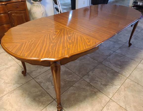 DINING TABLE WITH 3 LEAFS 1