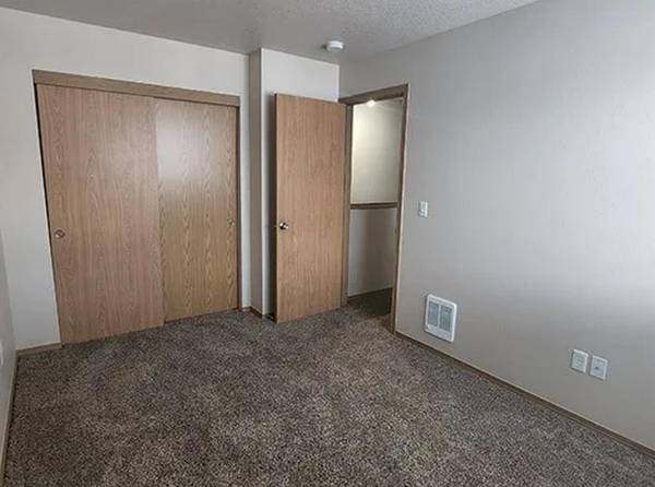 $1,550 / 2br - 2 Bed 1.5 Bath is Non-Smoking - 25 miles East of Downtown Portland (East Portland)63956353342210122