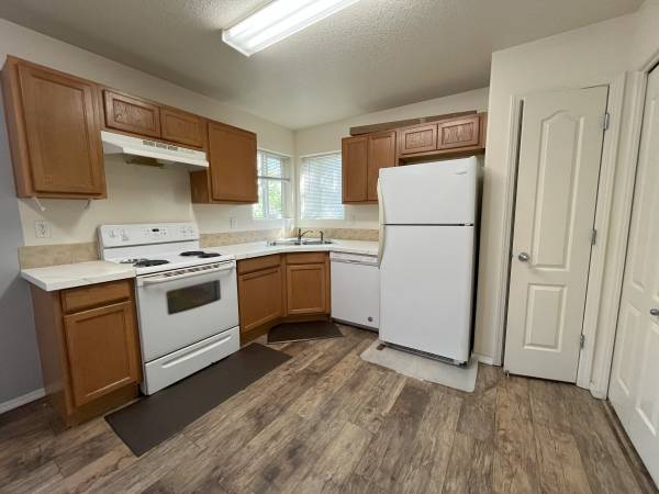 $1,549 / 2br - 813ft2 - Bright 2-Bedroom Condo with Laminate Floors, Washer/Dryer (Portland)63672601304963123