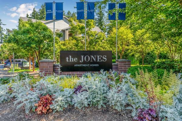 $1,712 / 2br - 1106ft2 - Pet Stations, Swimming Pool, Vaulted Ceilings (1099 NW Ordonez Pl, Hillsboro, OR)63831607883265122