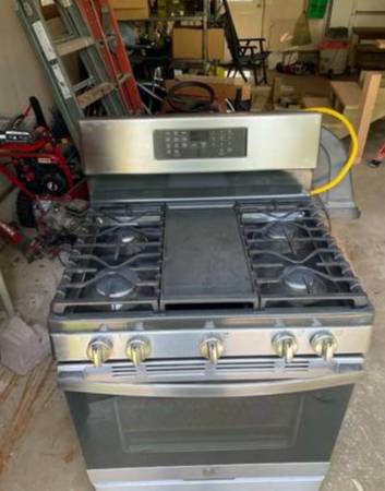General Electronic Gas Oven stove 1