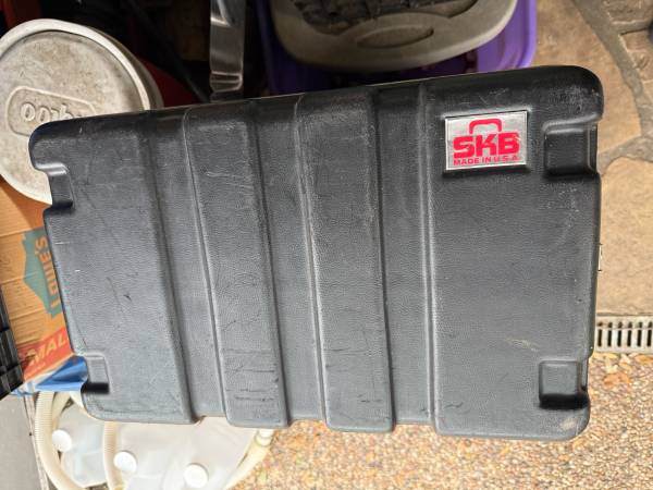 SKB 8-unit Rack Case 1