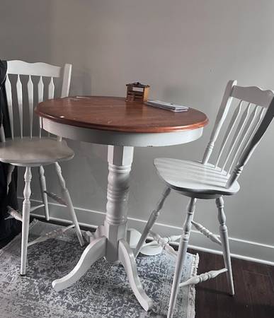 Hightop Table with two swivel chairs 1