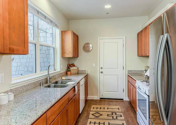 $3,595 / 3br - ¡RECIENTEMENTE DISPONIBLE!- Portal en línea para residentes y pagos, Porche envolvente* (Petaluma)63813588189187124