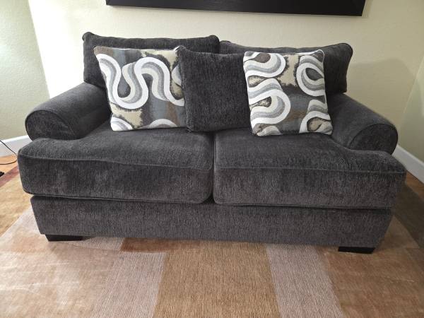 Super Comfortable Carson Loveseat - Made in the USA - Must See 1