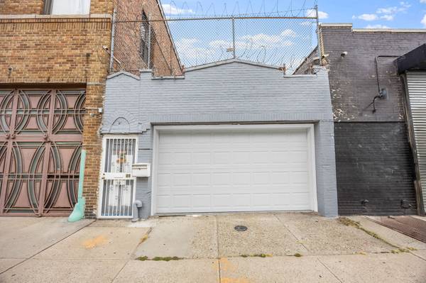 $1,549,000 / 4br - 2488ft2 - Rara vivienda unifamiliar con garaje y potencial de reurbanización en Williamsburg (Williamsburg)63862609831809120