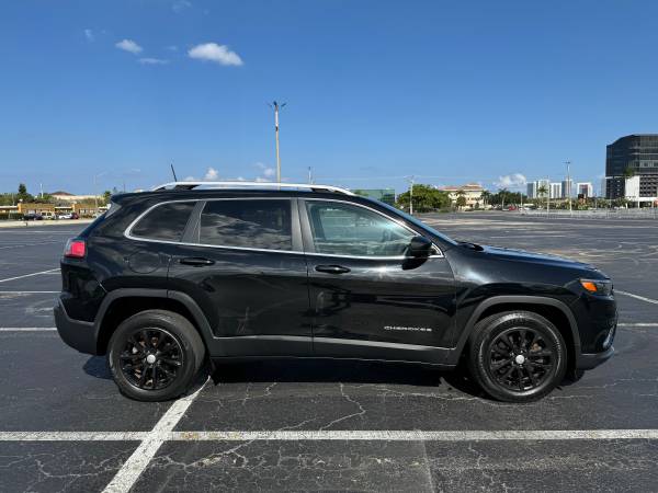 19 Jeep Cherokee Latitude 2.4L Low miles - $8,70063479388804995122