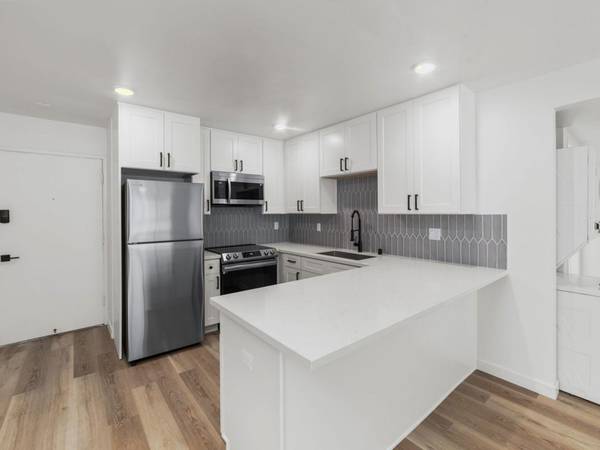 $2,495 / 1br - Armarios nuevos con respaldo de azulejos personalizado + un dormitorio en San Diego (Golden Hill)63878475983361121