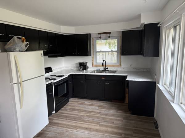 $1400.00 / 3br - 1300ft2 - Black and White House64037724011649123