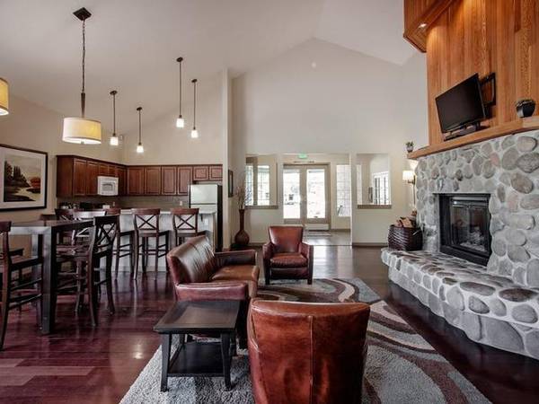 $1,766 / 2br - 868ft2 - Ventilador de techo, mesa de picnic, salón social, estacionamiento cubierto (Tualatin)63841707187203120