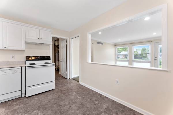 $1,745 / 3br - Riverview- Beautiful 3 Bedroom 1 Bath Home Available Now! (Riverview)63937875674243123