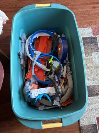 Hotwheels tracks and accessories 1