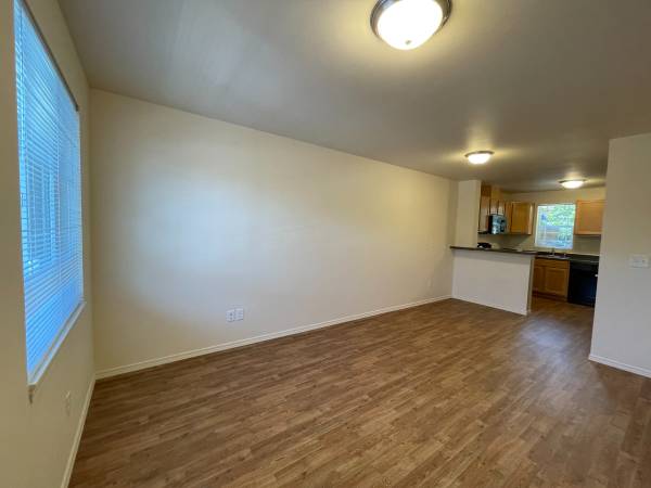 $1,695 / 2br - 830ft2 - Townhouse at Cherry Blossom Village! Pet accepted! 46 Owosso Dr #24 (Eugene)63977276506627124