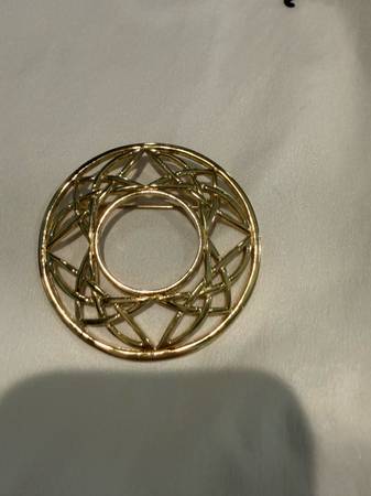 Gold brooch 1