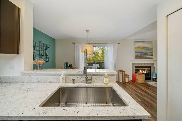 $1,620 / 1hab - 615ft2 - Piso de Madera Dura, Cancha de Boliche63659597470977122