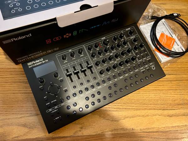 Roland SH-4D Polyphonic Multitimbral Synthesizer 1
