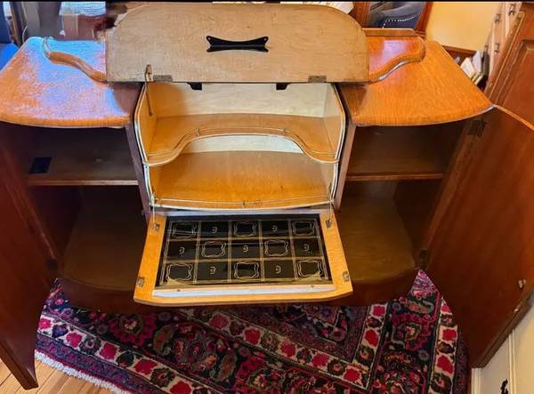 1930's Art Deco Maple Breakfront/Bar Cabinet 1