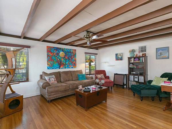 Charming and bright one bedroom upper-level duplex 1