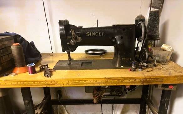 Singer Sewing Machine - Singer 111 - Heavy duty 1