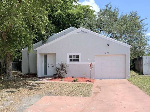 $1,200 / 3br - 1117ft2 - Classy Home (Hollywood)64001846417154120