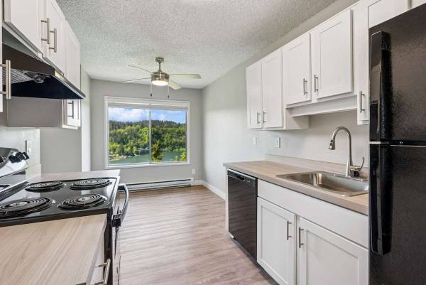 $1,610 / 1br - 685ft2 - WiFi Clubroom Lounge, Extra Storage, Large Deck with Storage (12601 SE River Rd, Milwaukie, OR)63831771846787121