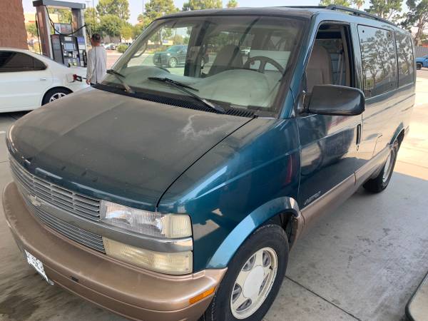 2000 chevy astro 8 pasajeros 99k millas - $4.500 (Monterey Park)63470894266627122