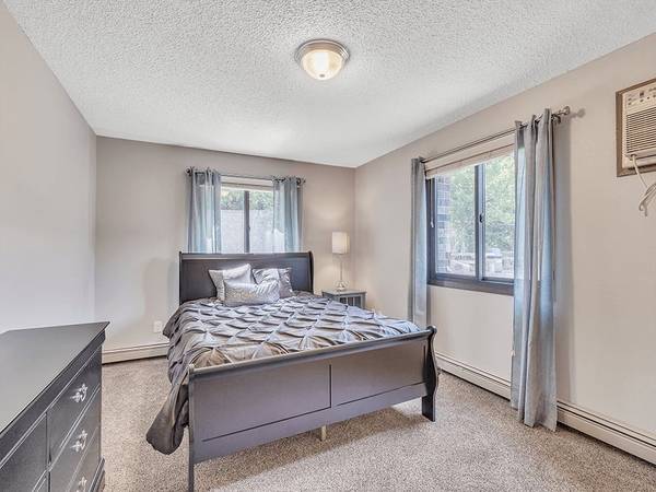 $1,385 / 3br - 1100ft2 - Security Camera, Swimming Pool, Large Closets (Close to shopping and restaurants.)63988654021762124