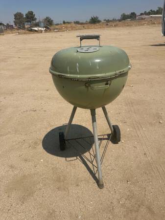 Weber vintage de color verde aguacate "The Caribbean" de 22" para parrilla de carbón - $200 (Palmdale)63471349112835120