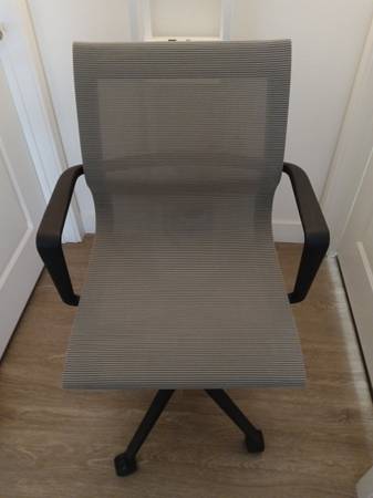 Silla de oficina con diseño de malla agradable - $50 (San Mateo)63439956956547121