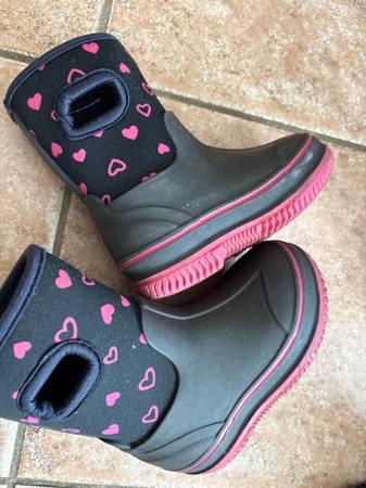 Snow boots size 8, girl 1
