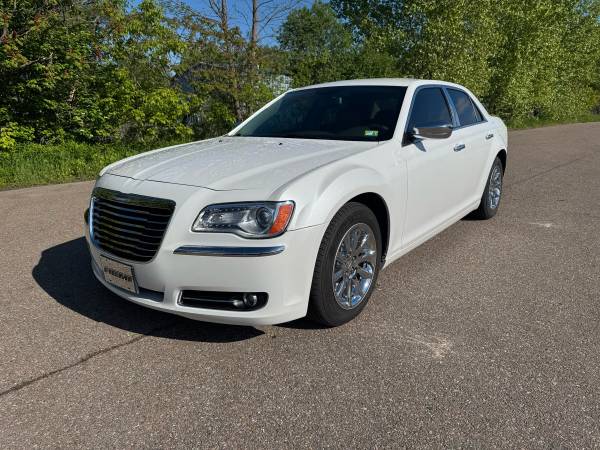 2014 Chrysler 300C HEMI 25k miles - $21,900 (St. Albans)63622620706435123